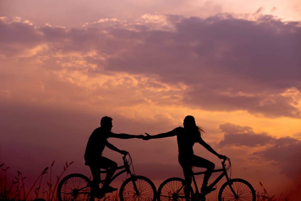 Apology Language - 5 Ways To Apologise Properly 3 Two people riding bikes and holding hands