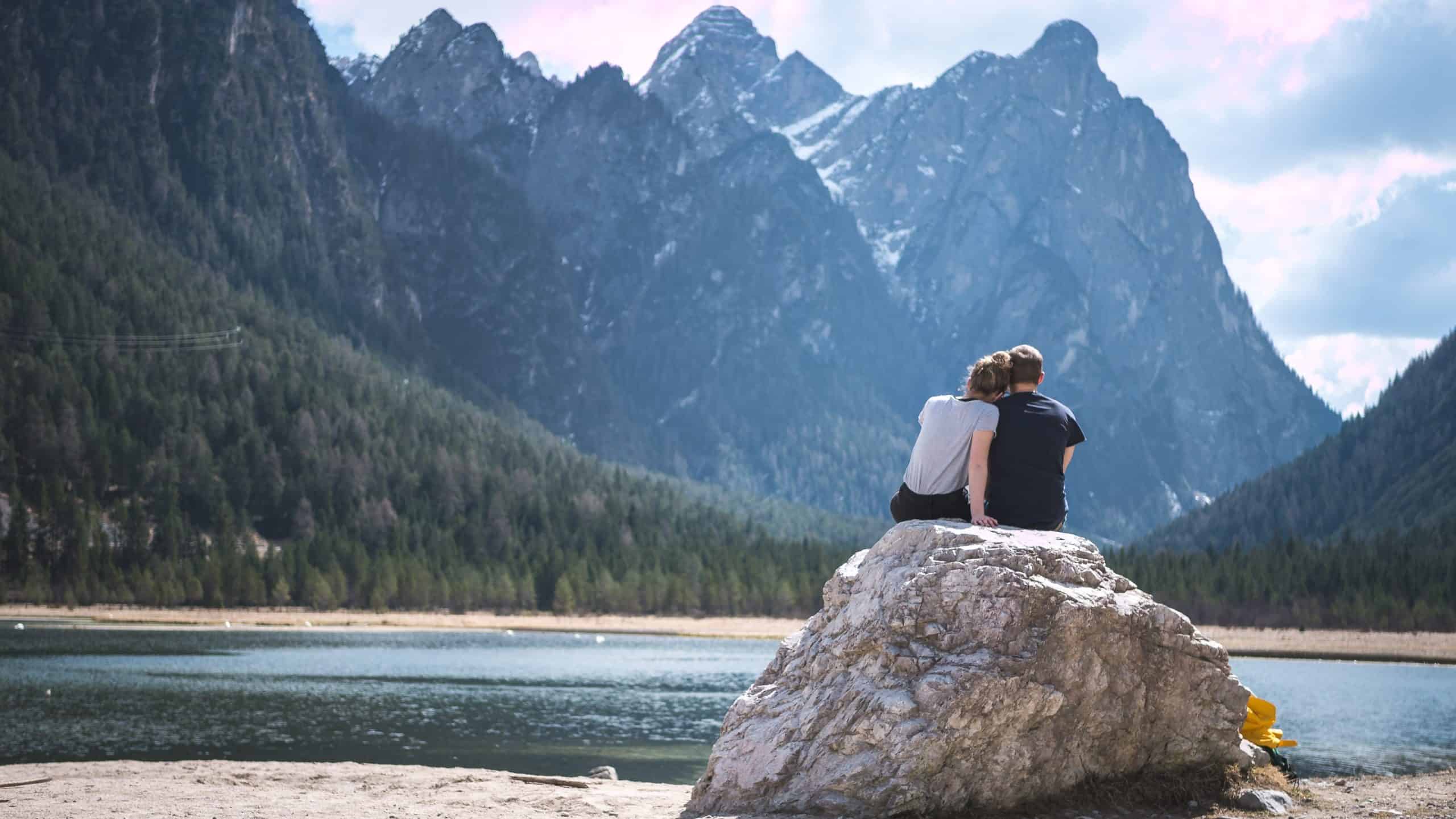 Apology Language - 5 Ways To Apologise Properly 2 two people sat on a rock