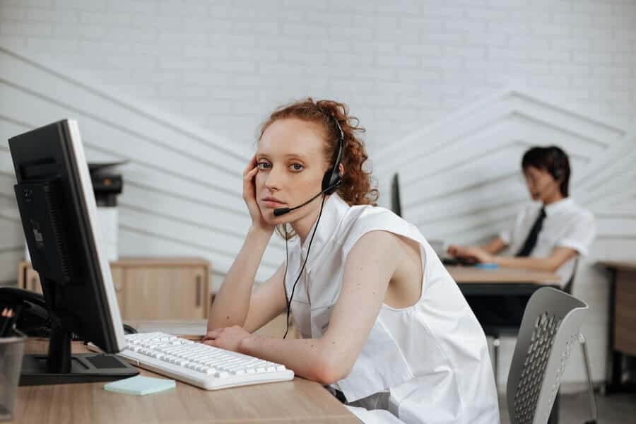 I Hate My Job - Here Is What To Do 2 woman who hates her job in an office trying to work
