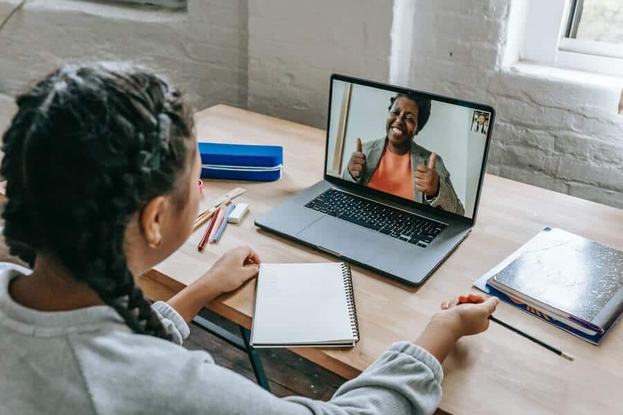 12 Ways To Beat The Sunday Blues 15 Girl facetiming woman